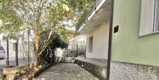 Appartamento di 120 mq in villa bifamiliare a Borgomaro