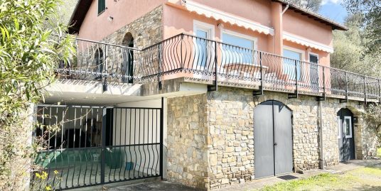 Villa Viani – Villetta a schiera con garage immersa nel verde