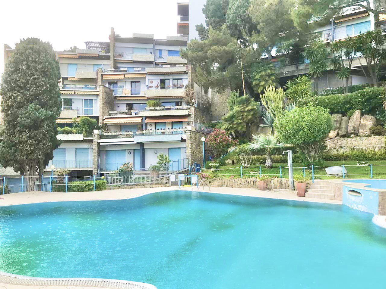 Sanremo. Appartamento con giardino e piscina condominiale