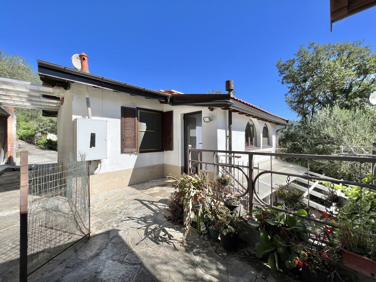 Imperia Oneglia – freestanding house with land