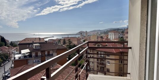 Imperia Oneglia – Appartamento ultimo piano vista mare con garage
